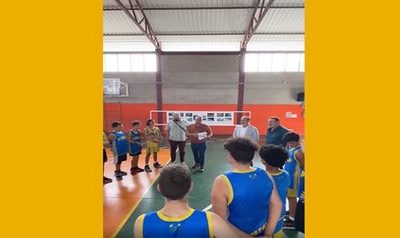 Francisco Castellano visita los entrenamientos del CB Las Palmas en el IES de Schamann